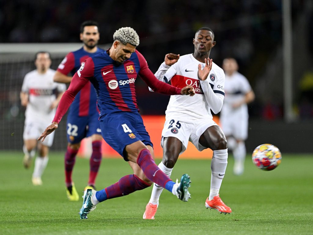 أراوخو يتجاوز أزمته النفسية ويقود دفاع برشلونة في السوبر الإسباني