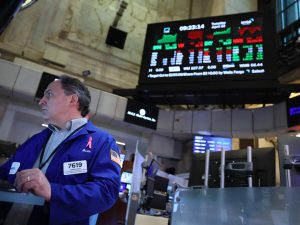 الأسهم الأميركية تتجاهل تداعيات الإطاحة بمادورو