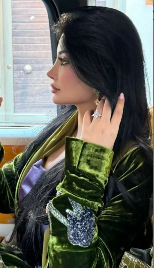 ملكة كابلي تتألق بعباءة قطيفة خضراء – أخبار السعودية