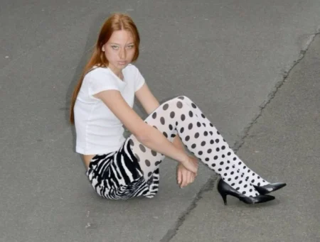 الجوارب الطويلة المنقطة لمسة جريئة تنعش إطلالتك – أخبار السعودية