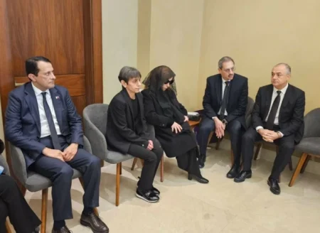 حضور رسمي وشخصيات عامة في عزاء هلي الرحباني.. وإيلي صعب ومادونا يقبلان يد فيروز – أخبار السعودية