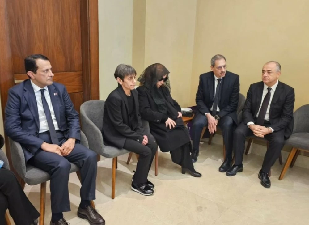 حضور رسمي وشخصيات عامة في عزاء هلي الرحباني.. وإيلي صعب ومادونا يقبلان يد فيروز – أخبار السعودية