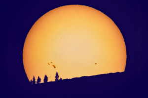 الأرض عند حضيضها الشمسي.. وأكبر قرص للشمس يسطع في السماء ومخاطر للنظر المباشر!