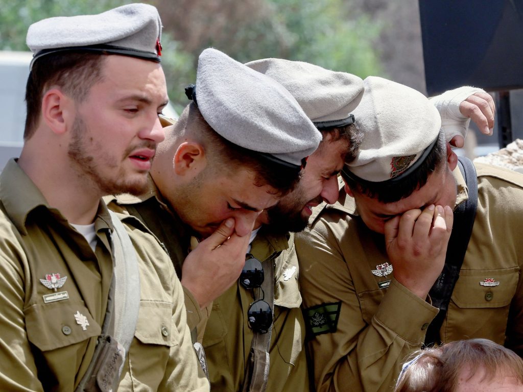 هآرتس: أعلى معدل لانتحار الجنود الإسرائيليين منذ 15 عاما