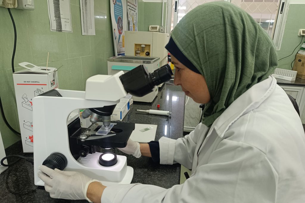 نقص المستلزمات المخبرية يهدد الرعاية الصحية في غزة