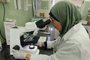 نقص المستلزمات المخبرية يهدد الرعاية الصحية في غزة