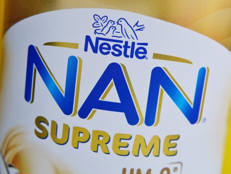 “نستله” تعلن سحبا احترازيا لمنتجات حليب الأطفال بسبب سموم بكتيرية