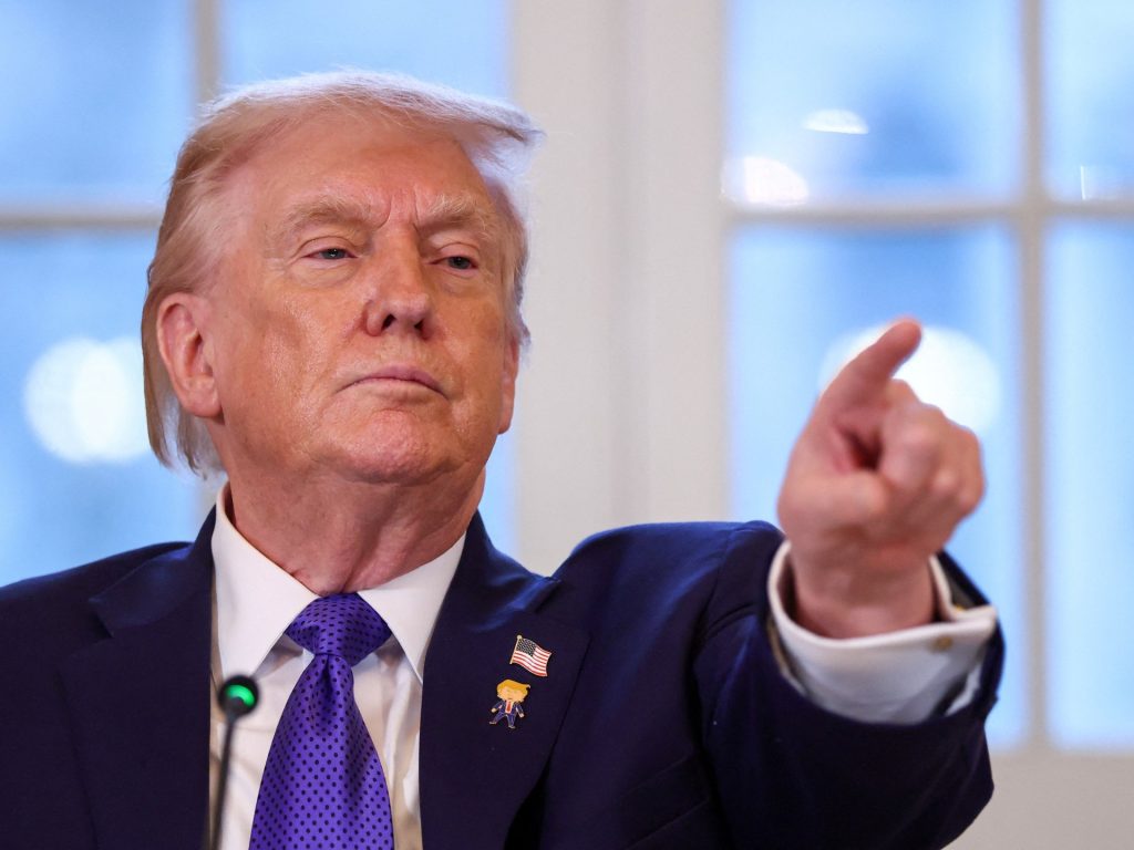 ترامب يتحدث عن “ورطة” إيران والسلام بسوريا وخططه لتملّك غرينلاند