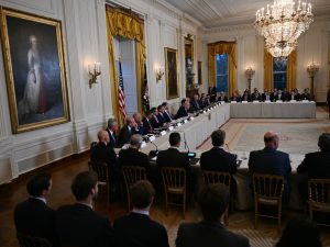 ترامب يدعو شركات نفط كبرى للاستثمار في فنزويلا وكاراكاس تسعى للحوار