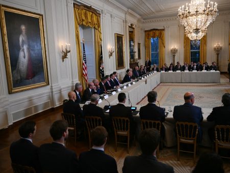 ترامب يدعو شركات نفط كبرى للاستثمار في فنزويلا وكاراكاس تسعى للحوار