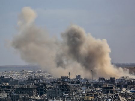 لماذا تصعّد إسرائيل في غزة وتنضم إلى “مجلس السلام”؟