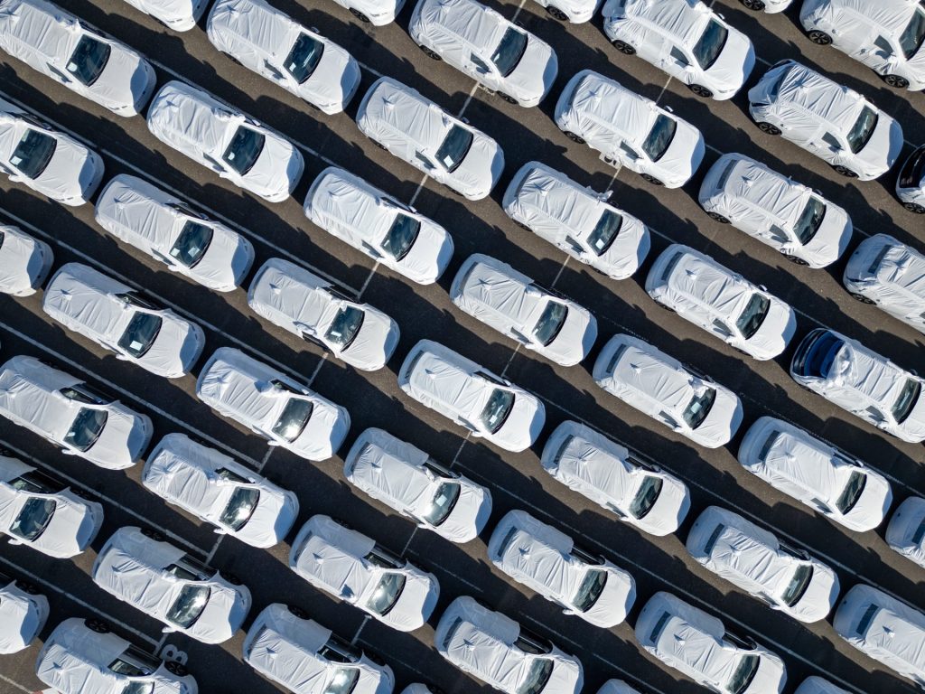 توقعات 2026: عودة قوية للسيارات التقليدية وتراجع زخم الكهربائية