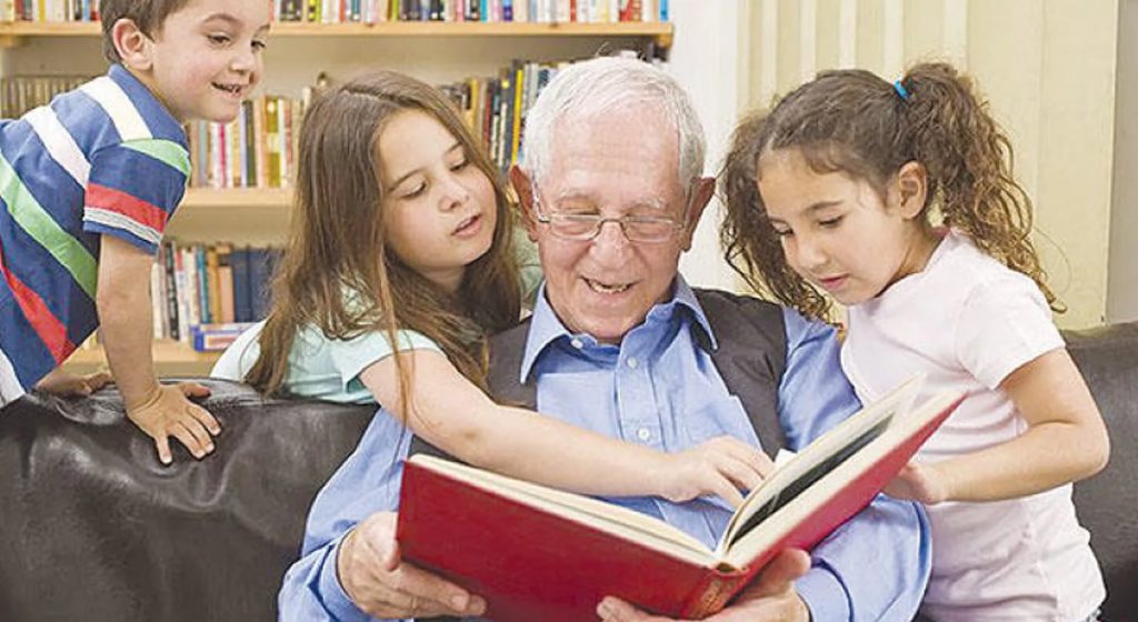 مختص: قضاء الأطفال وقتاً مع أجدادهم يعزز صحتهم النفسية