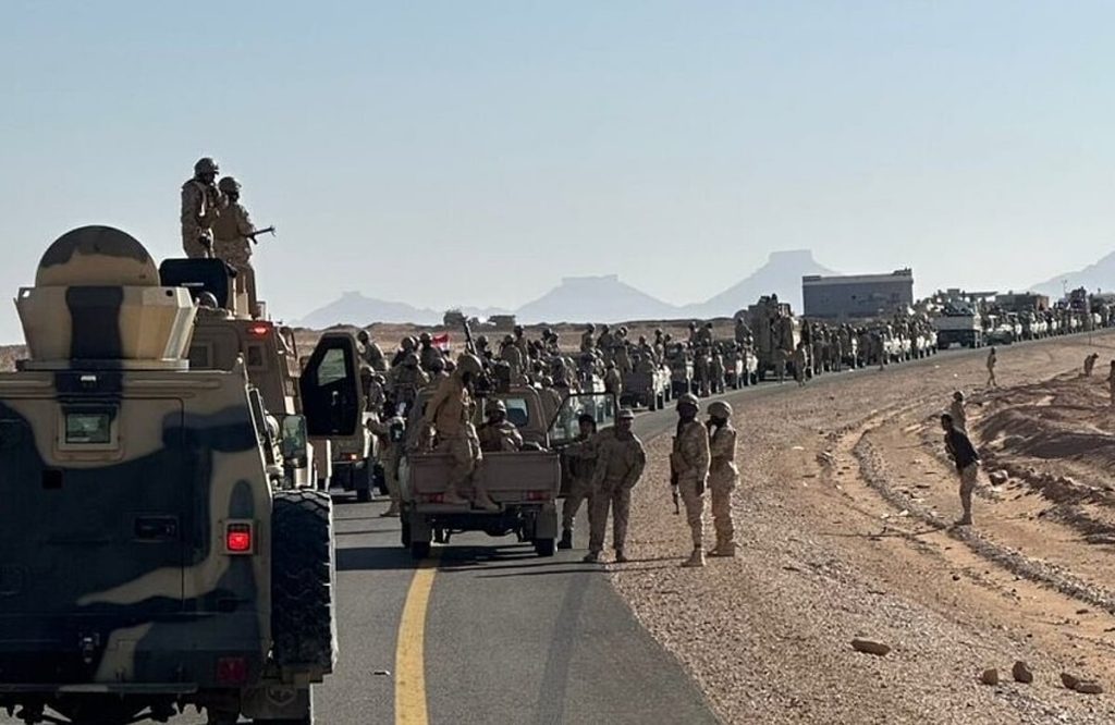 مدنيون بالمكلا يعترضون مركبات عسكرية تابعة لقوات «الانتقالي»