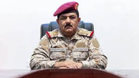 إعفاء وزير الدفاع اليمني وإحالته للتقاعد