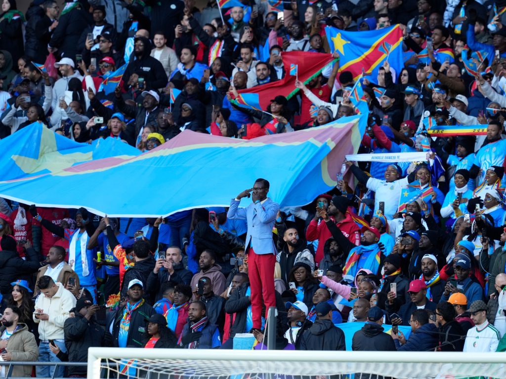 رئيس الكاف وجها لوجه مع “تمثال المدرجات”