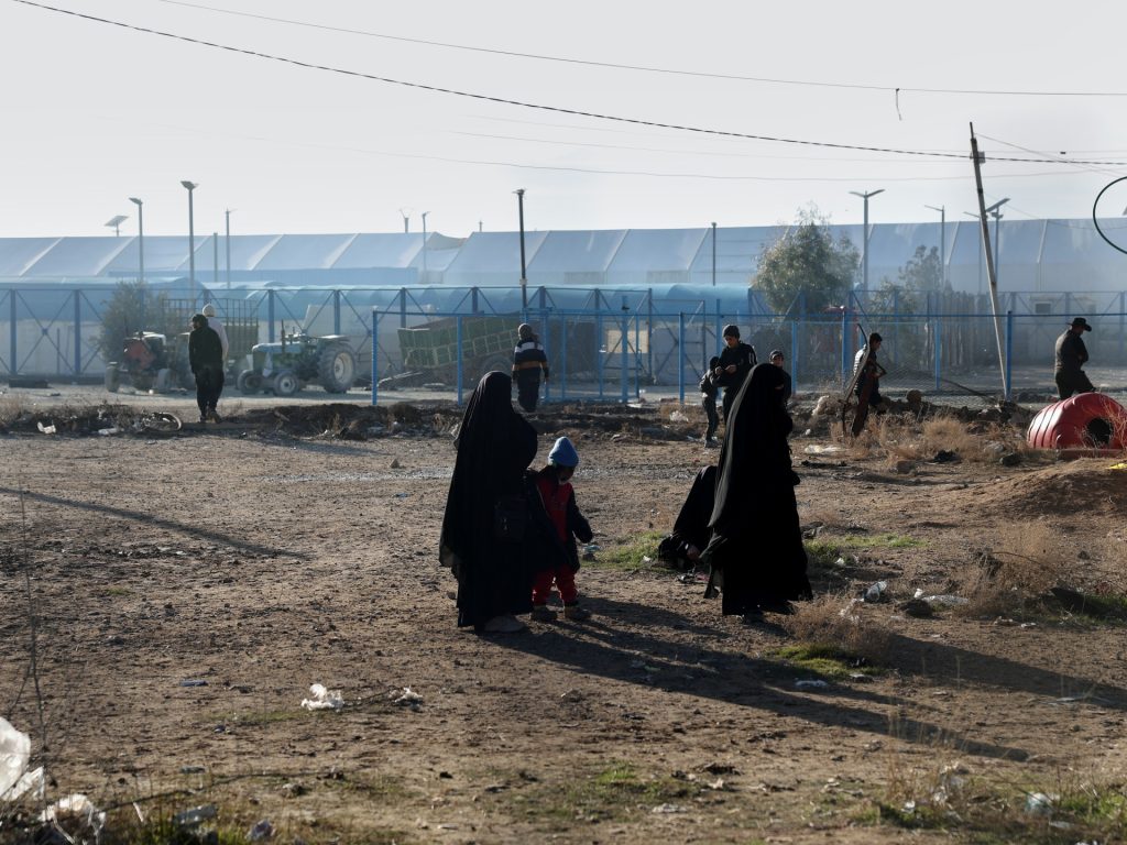 ما مصير معتقلي “تنظيم الدولة” ومعسكرات احتجازهم في سوريا؟