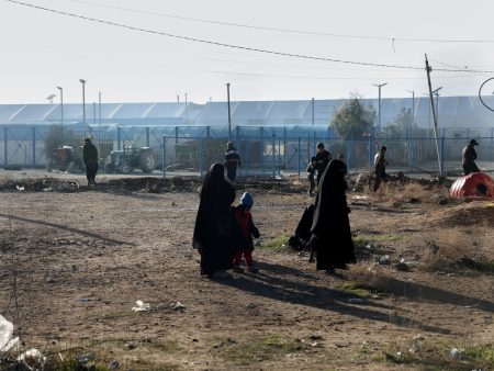 ما مصير معتقلي “تنظيم الدولة” ومعسكرات احتجازهم في سوريا؟