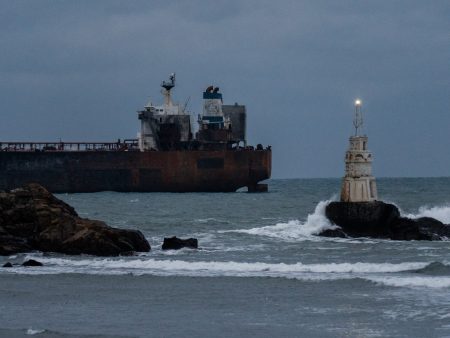 صحيفة بريطانية: 50 سفينة من “أسطول الظل” الروسي تحيط بنا