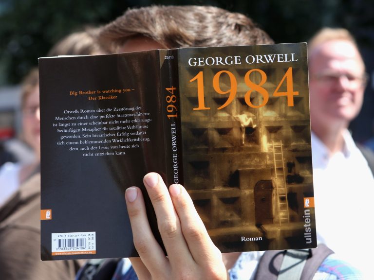 لماذا تتصدر الروايات القديمة قوائم القراءة من جديد؟