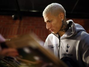 شاهد احتفال البرازيلي ريتشارليسون بتتويج السنغال