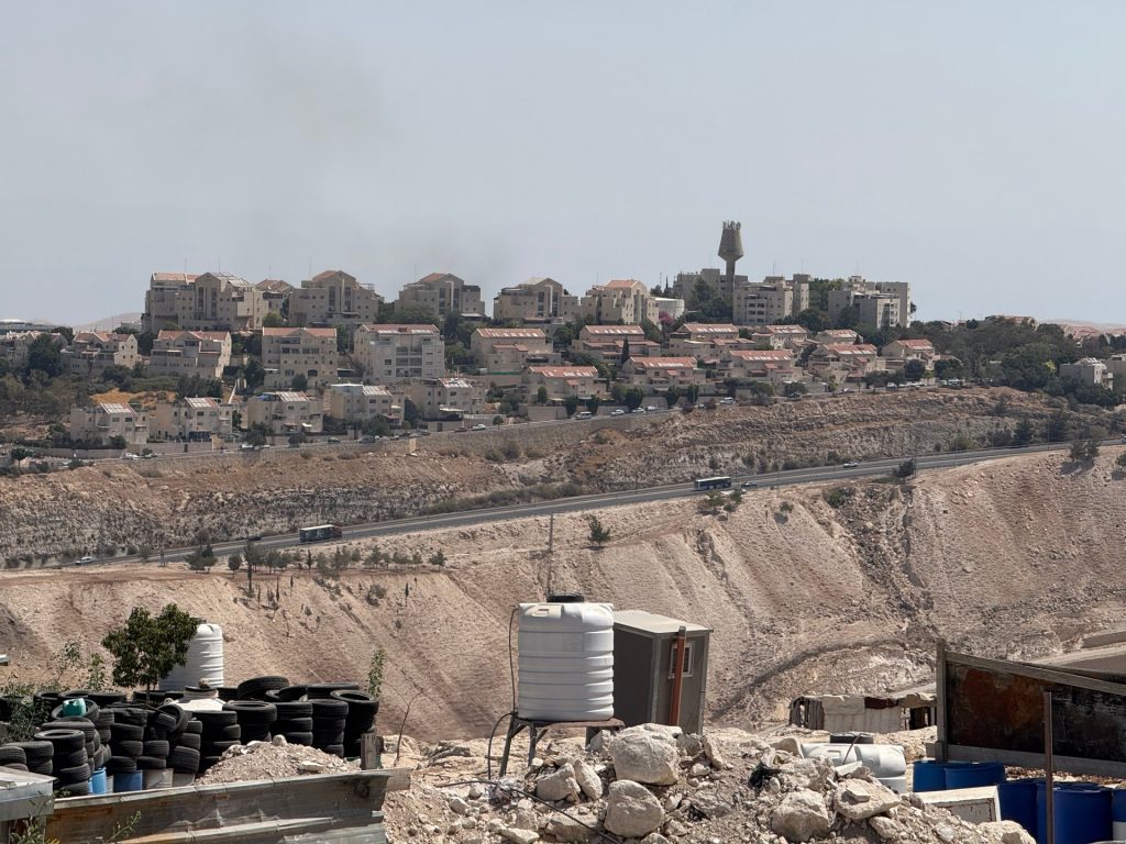 عطاءات لبناء 3401 وحدة استيطانية بمنطقة “إي1” شرقي القدس