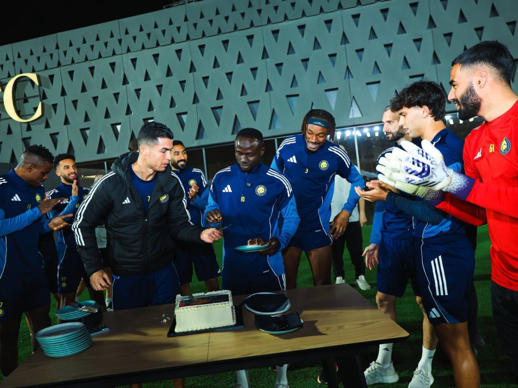 فيديو.. رونالدو يمازح ساديو ماني بعد عودته من كأس أفريقيا