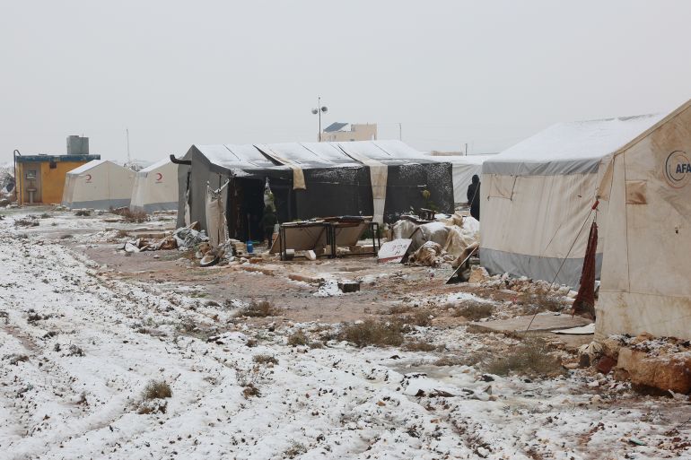 الأمطار الغزيرة والثلوج تهدد مخيمات النازحين في شمال سوريا