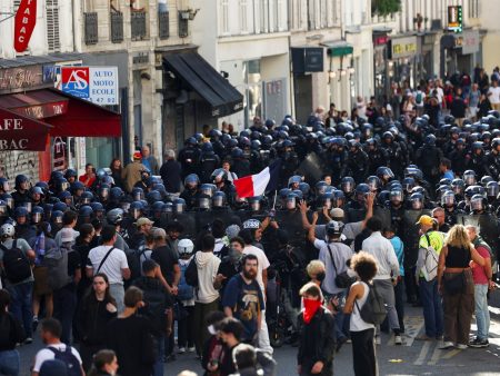 خبير اقتصادي: هل تتحول فرنسا لبلد من العالم الثالث؟