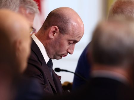 مستشار لترمب يقر باحتمال ارتكاب مخالفات في مينيسوتا