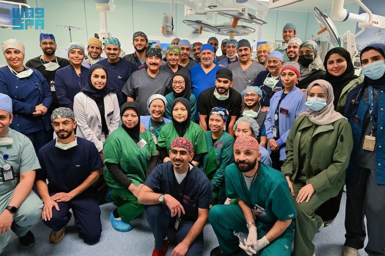 الفريق الطبي السعودي ينجح في عملية فصل التوأم الملتصق “رحمة ورملا”