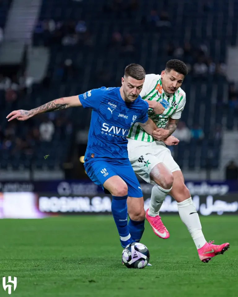 الهلال يهزم النجمة برباعية وبنزيمة يستمر في تألقه