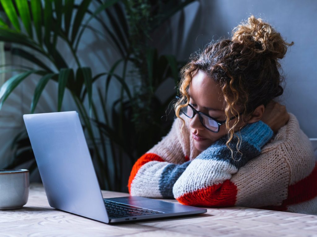 لماذا نشعر بالإرهاق رغم النوم لساعات كافية؟