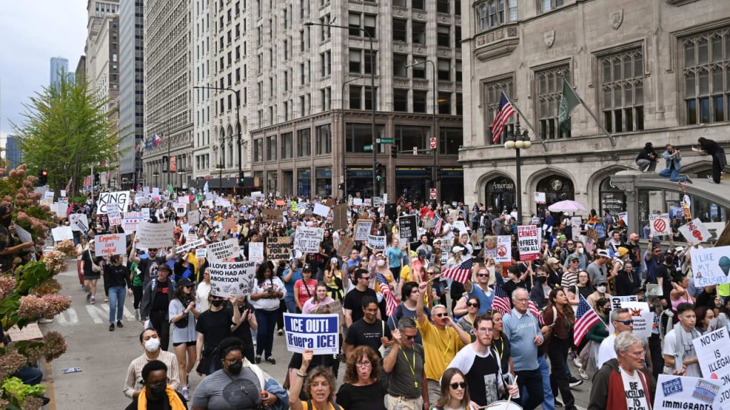 مظاهرات حاشدة رافضة لسياسات إدارة ترامب