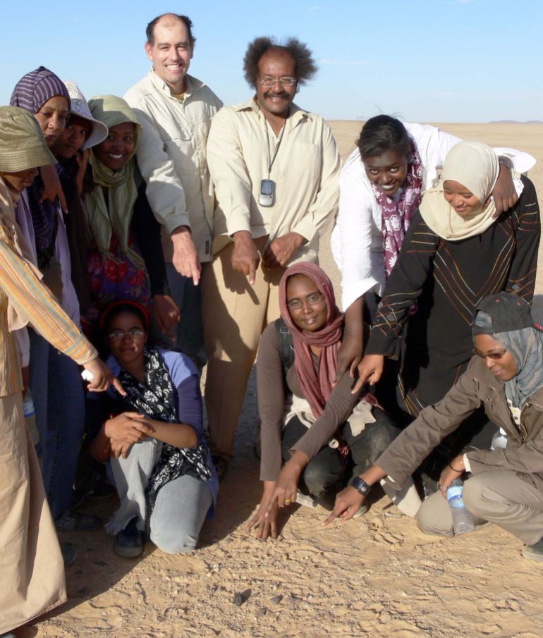 ****داخلية**** Muawia Shaddad of the University of Khartoum, Sudan, and NASA meteor astronomer Peter Jenniskens join students from the University of Khartoum at the location of one of the larger finds from the Almahata Sitta meteorites in 2008. credit : asima