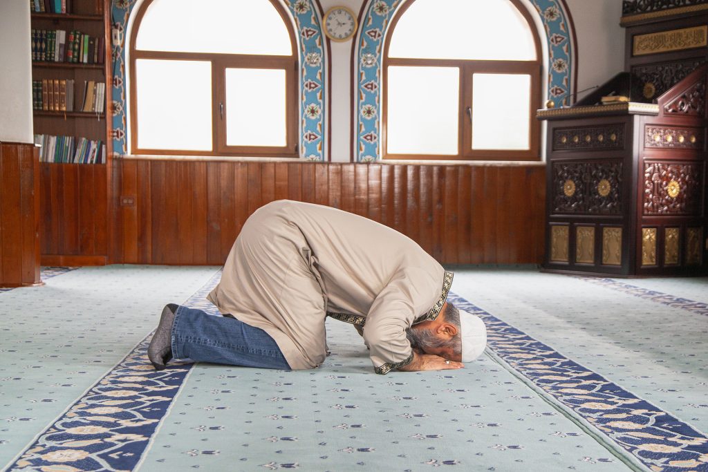 كيف تؤثر الصلاة في جسدك ودماغك؟ دراسات علمية تجيب