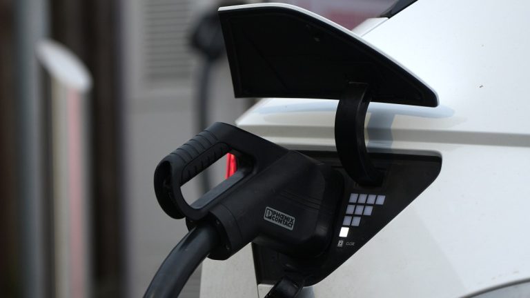 إليك النسب الآمنة لسعة البطارية قبل شراء سيارة هجينة