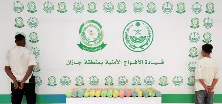 دوريات الأفواج الأمنية بمنطقة جازان تقبض على شخصين لترويجهما (13) كيلو جرامًا من نبات القات المخدر