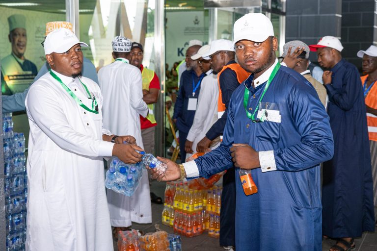 بمتابعة معالي وزير الشؤون الإسلامية.. توزيع أكثر من 80 ألف عبوة مياه باردة وعصائر لجماهير الاستاد الرياضي خلال تصفيات جائزة تنزانيا الدولية لحفظ القرآن الكريم