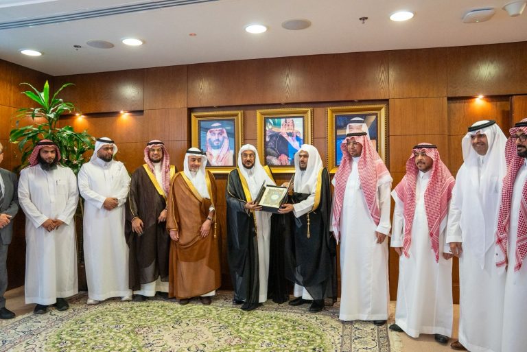 وزير الشؤون الإسلامية يدشّن برنامج تطوير وتأهيل 29 جامعًا ومسجدًا ضمن نموذج مؤسسي مستدام بالتعاون مع وقف الملك عبدالله لوالديه بقيمة تقارب 59.1 مليون ريال