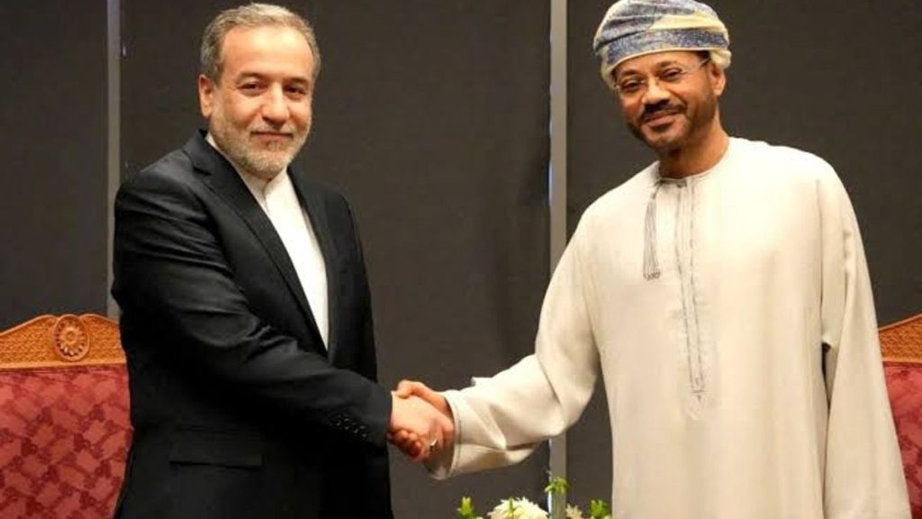 إيران وعُمان تبحثان تأمين مرور السفن بمضيق هرمز
