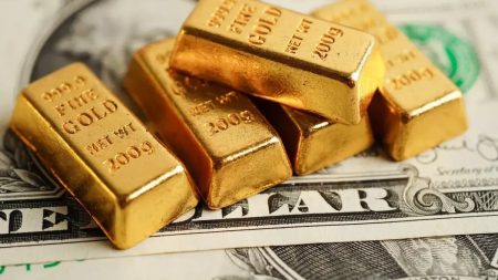 تراجع توقعات رفع الفائدة الأمريكية يدعم صعود سعر الذهب
