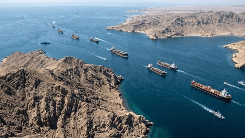 واشنطن تنفي استهداف إيران لسفينة عسكرية في مضيق هرمز