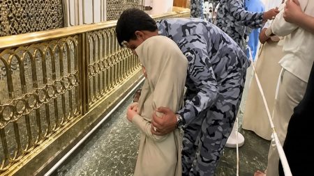 حارس المسجد النبوي يكرم طفلة تركية بزيارة الحجرة النبوية