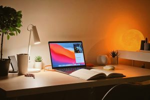 لماذا يختار المحترفون المبدعون MacBook Air بوصفه جهازهم القوي للعمل؟